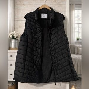 Old Navy Women's Black Puffer Vest